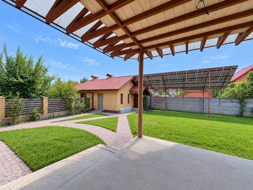 House 470 m2, basement 139, 10 acres with panels in a closed