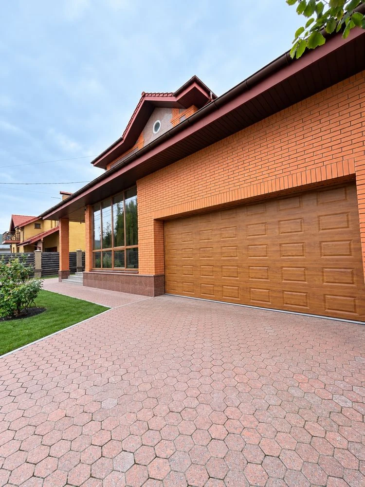 House 470 m2, basement 139, 10 acres with panels in a closed