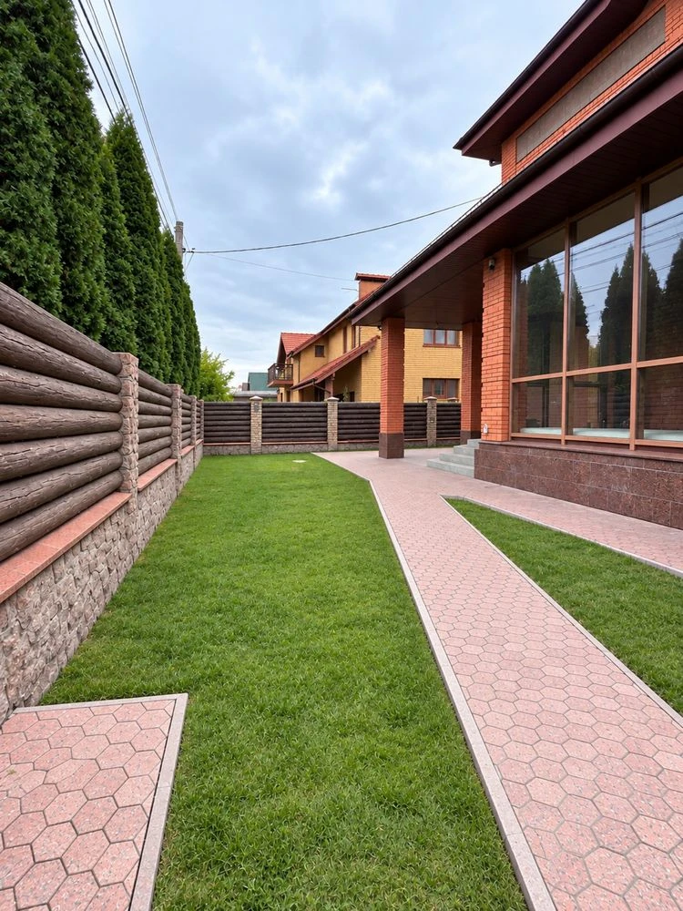 House 470 m2, basement 139, 10 acres with panels in a closed
