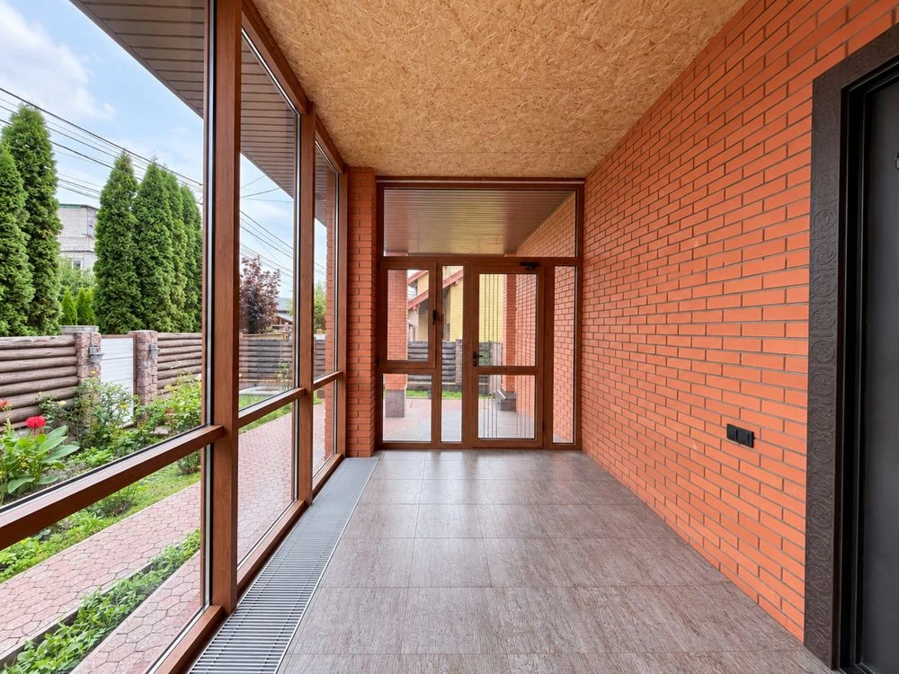 House 470 m2, basement 139, 10 acres with panels in a closed