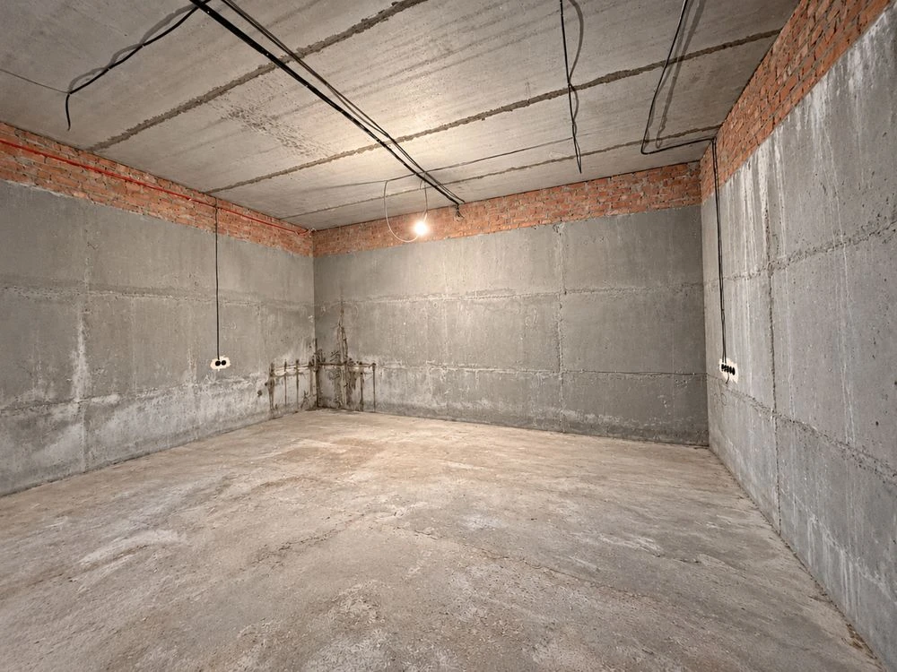 House 470 m2, basement 139, 10 acres with panels in a closed