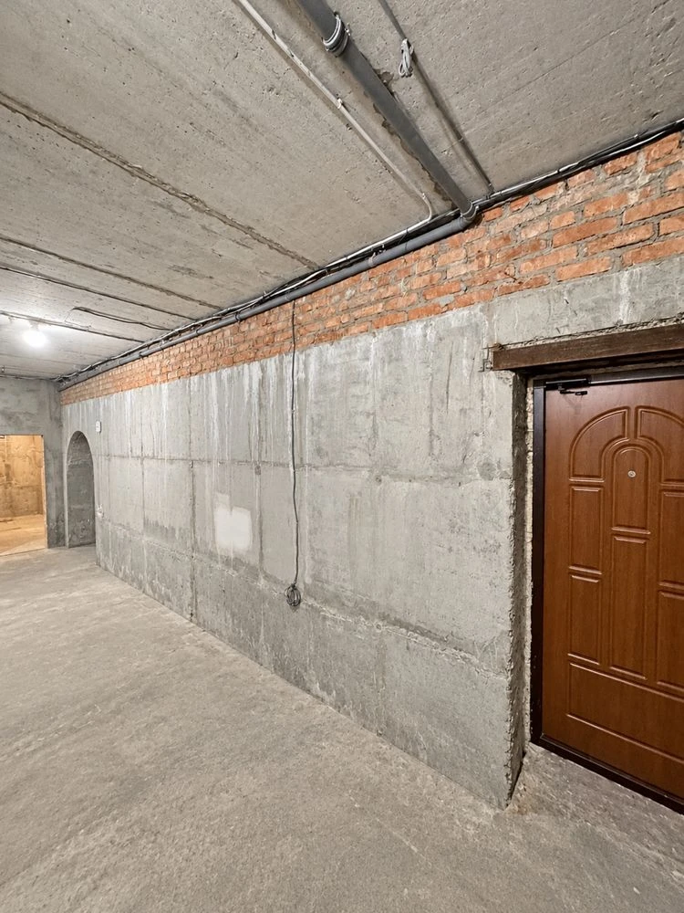 House 470 m2, basement 139, 10 acres with panels in a closed
