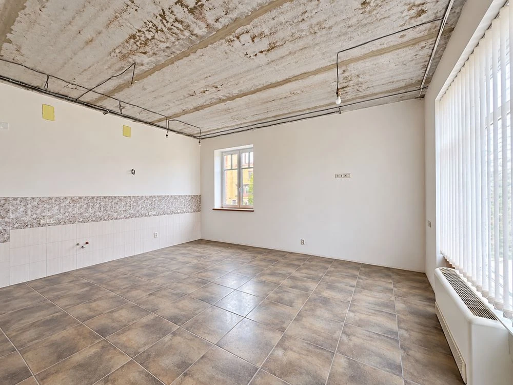 House 470 m2, basement 139, 10 acres with panels in a closed