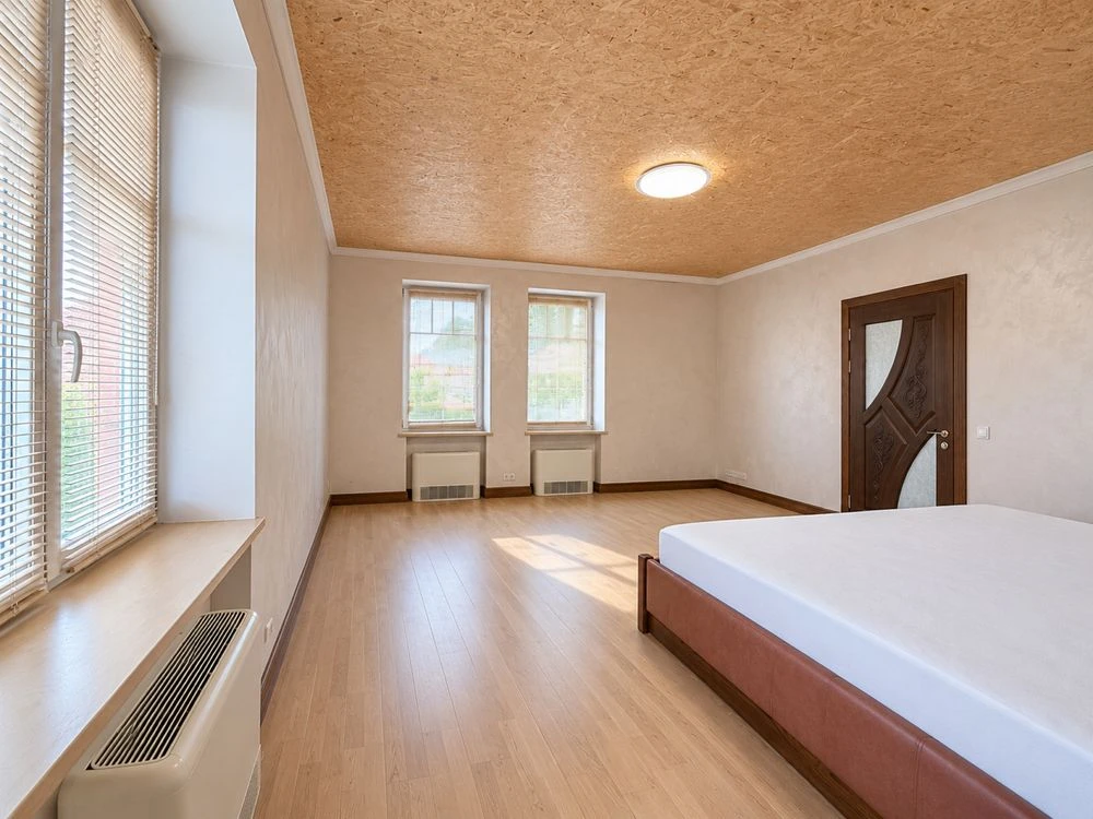 House 470 m2, basement 139, 10 acres with panels in a closed