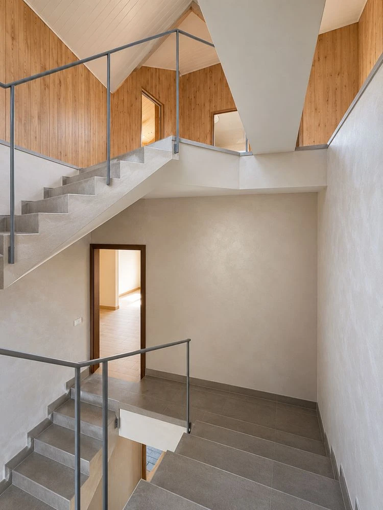 House 470 m2, basement 139, 10 acres with panels in a closed