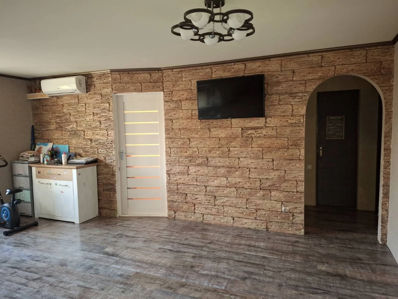 Продається чотирикімнатна квартира на вулиці Мира.