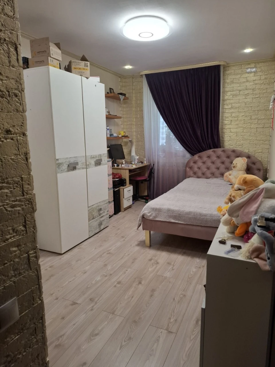 Продається чотирикімнатна квартира на вулиці Мира.