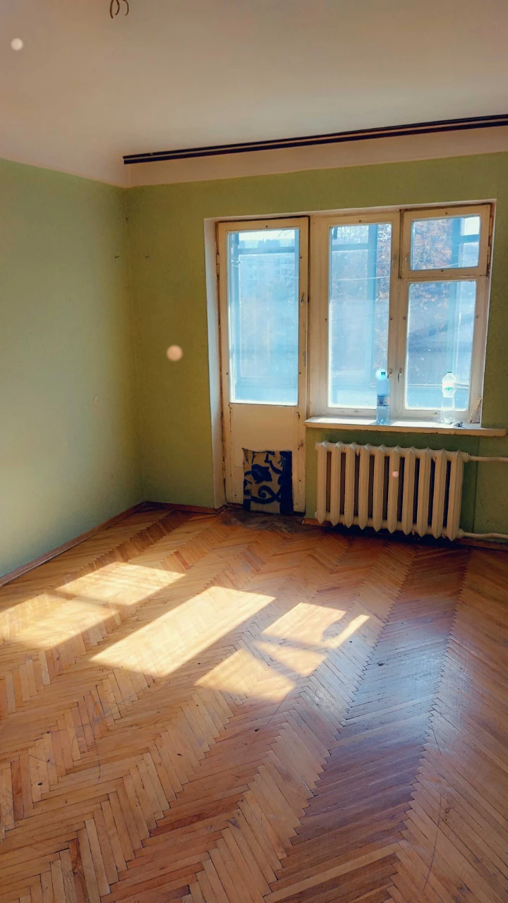 Продам 2-кімнатну на Вітряних Горах