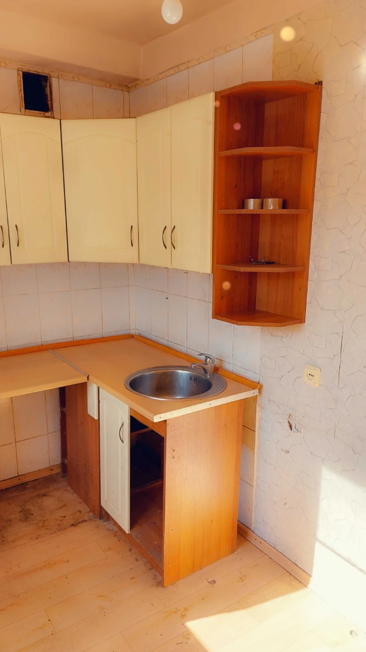 Продам 2-кімнатну на Вітряних Горах