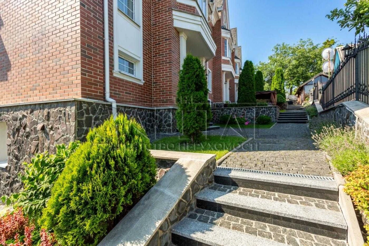 Sale of a premium townhouse | Holosiivsky Provolok, 12