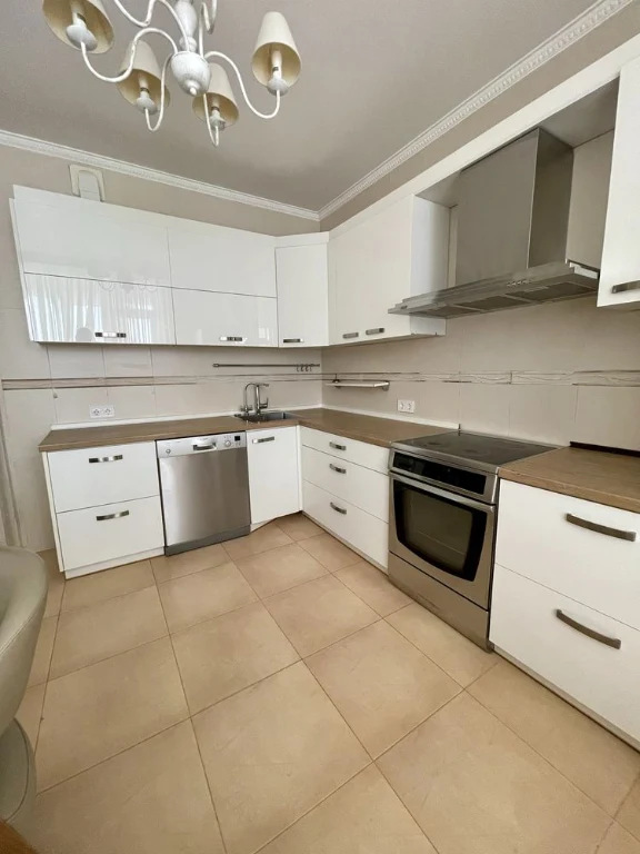 Sale. Street Amosov 4. Three rooms. Good condition. City center