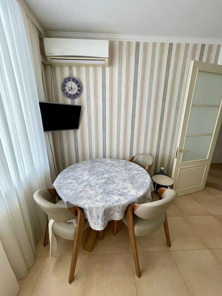 Sale. Street Amosov 4. Three rooms. Good condition. City center