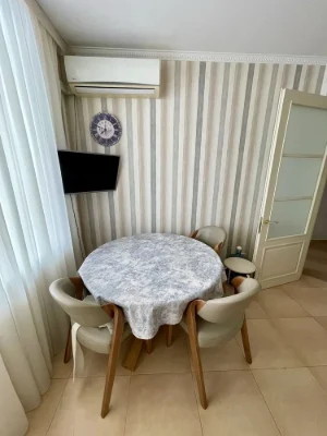 Sale. Street Amosov 4. Three rooms. Good condition. City center