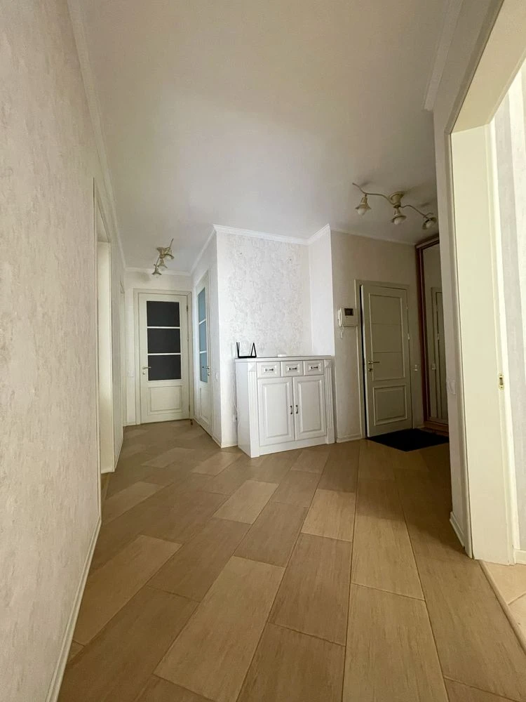 Sale. Street Amosov 4. Three rooms. Good condition. City center