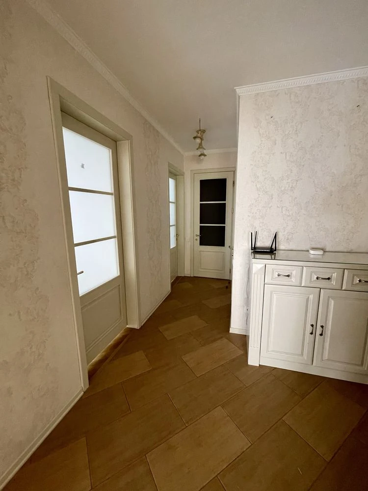 Sale. Street Amosov 4. Three rooms. Good condition. City center