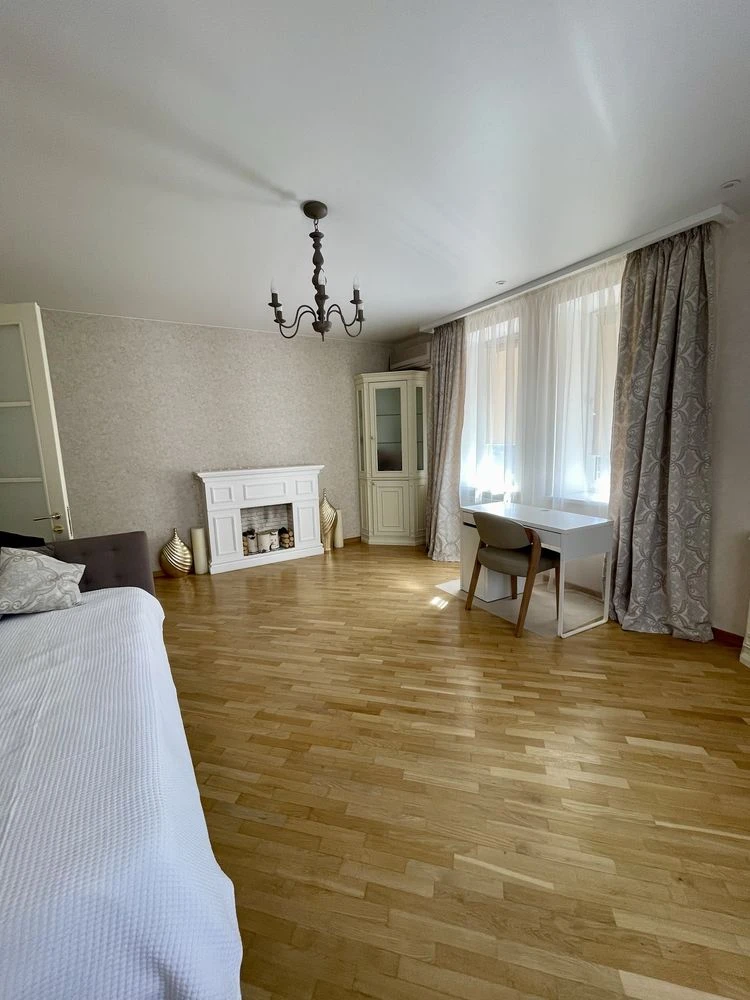 Sale. Street Amosov 4. Three rooms. Good condition. City center