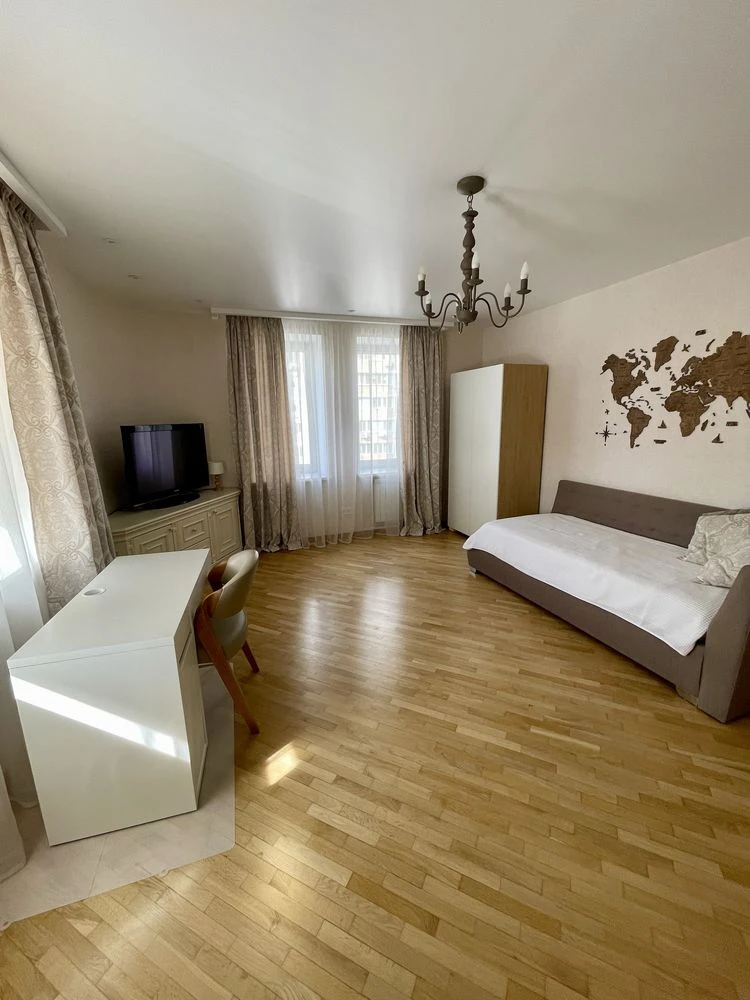 Sale. Street Amosov 4. Three rooms. Good condition. City center