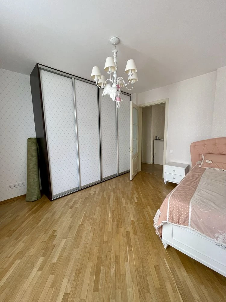 Sale. Street Amosov 4. Three rooms. Good condition. City center