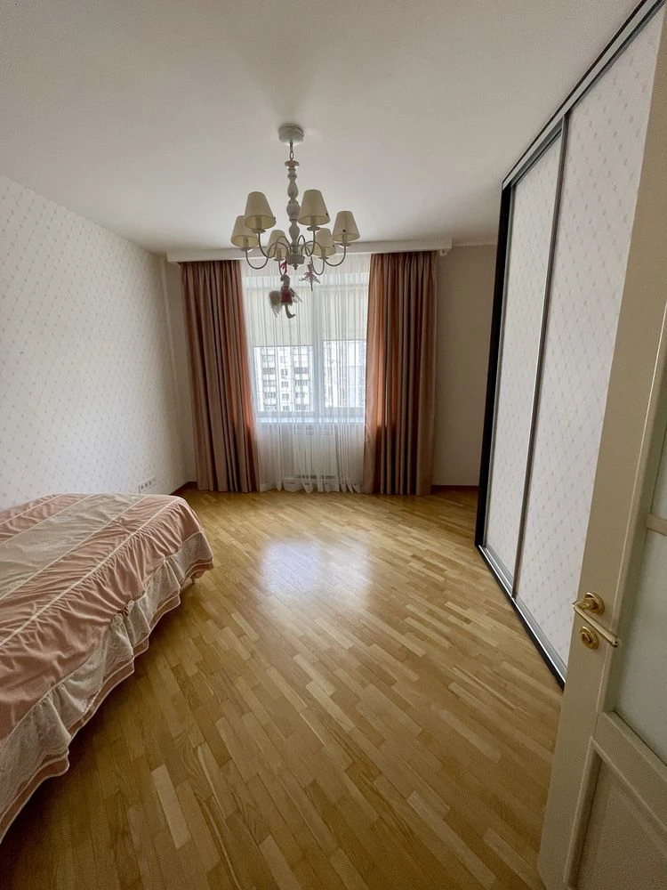 Sale. Street Amosov 4. Three rooms. Good condition. City center