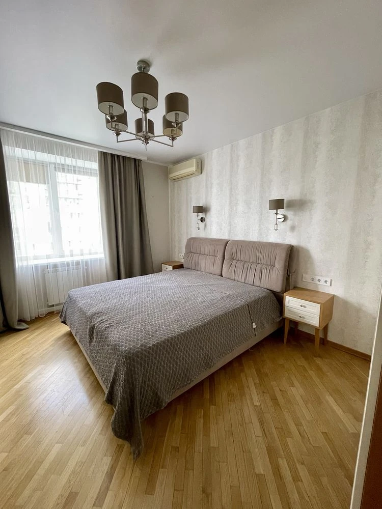 Sale. Street Amosov 4. Three rooms. Good condition. City center