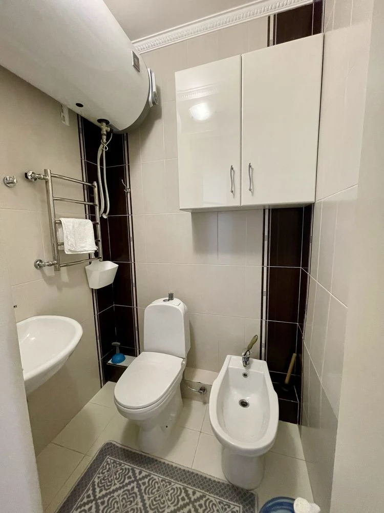 Sale. Street Amosov 4. Three rooms. Good condition. City center