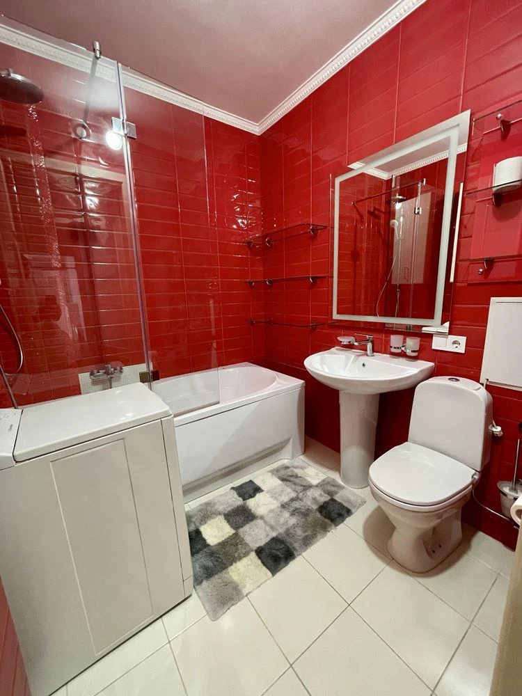 Sale. Street Amosov 4. Three rooms. Good condition. City center