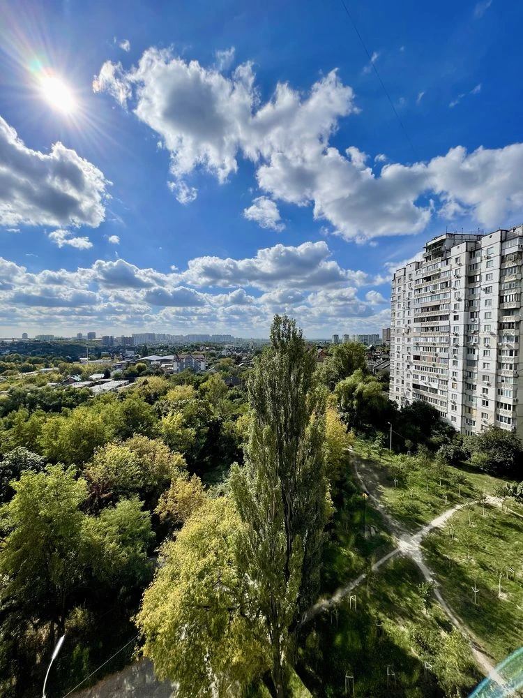 Sale. Street Amosov 4. Three rooms. Good condition. City center