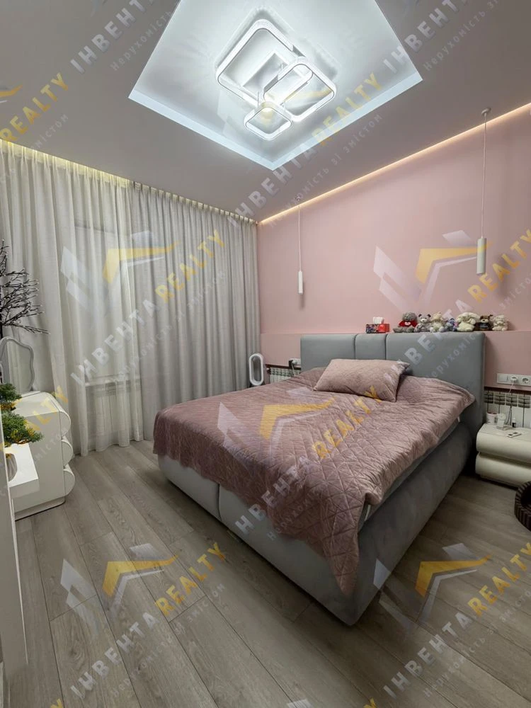 Продаж житлового будинку з земельною ділянкою у власності в