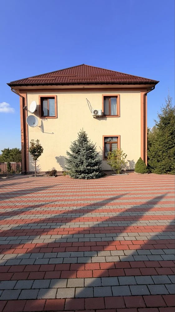 Пропонується до продажу просторий двоповерховий будинок, пов