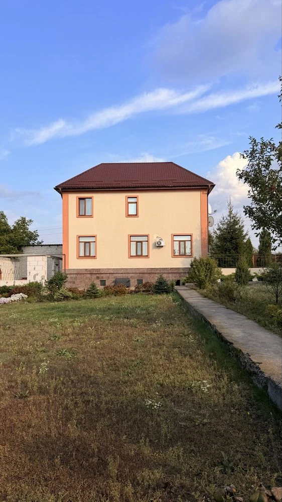 Пропонується до продажу просторий двоповерховий будинок, пов