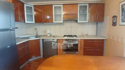 Продається 2-кімнатна квартира з ремонтом у цегляному будинку