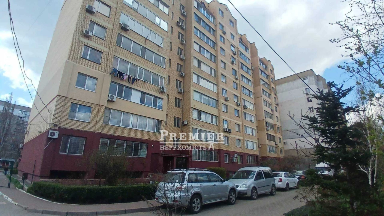 Продається 2-кімнатна квартира з ремонтом у цегляному будинку