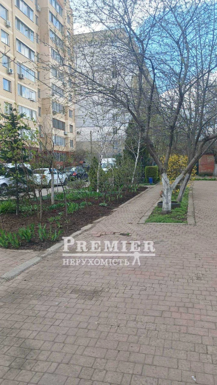 Продається 2-кімнатна квартира з ремонтом у цегляному будинку
