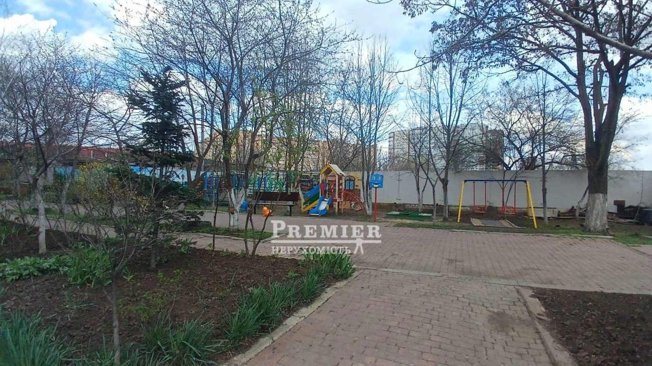 Продається 2-кімнатна квартира з ремонтом у цегляному будинку