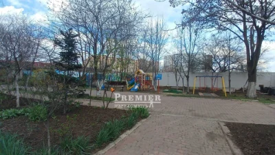 Продається 2-кімнатна квартира з ремонтом у цегляному будинку