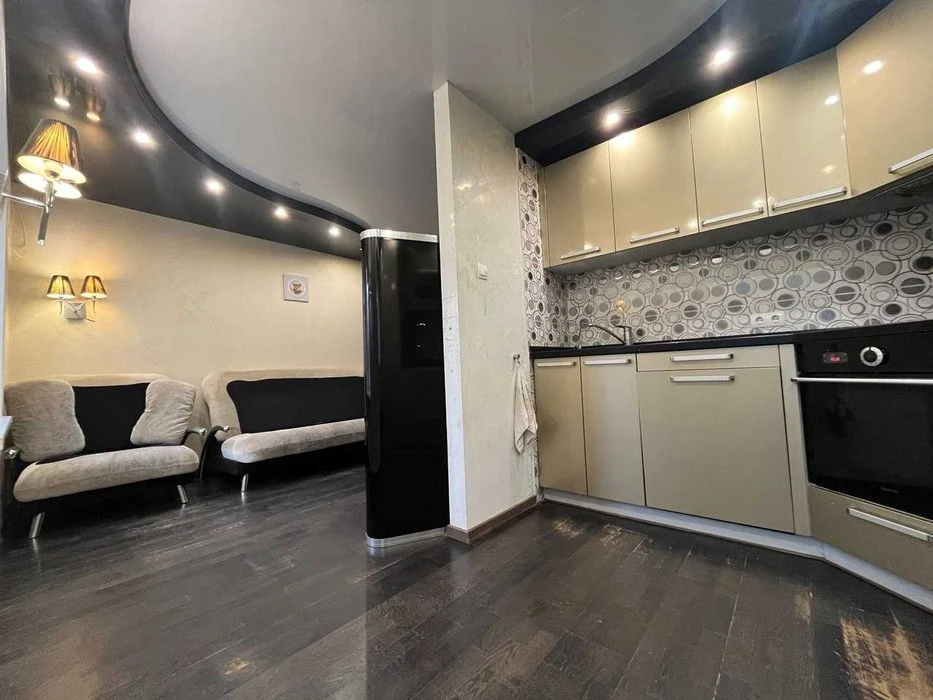 Apartment for sale, 3 bedrooms + studio, kitchen, 80 2 Topol Kirpychnyi d