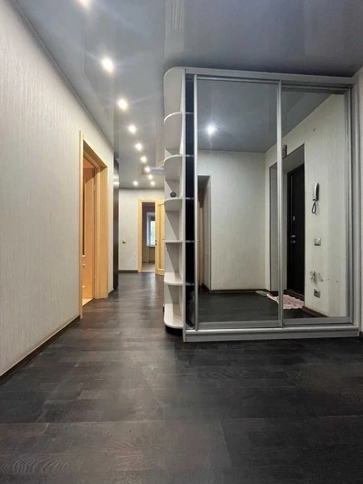 Apartment for sale, 3 bedrooms + studio, kitchen, 80 2 Topol Kirpychnyi d