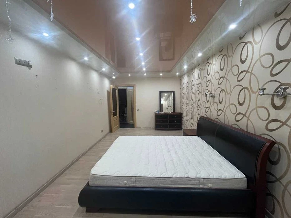 Apartment for sale, 3 bedrooms + studio, kitchen, 80 2 Topol Kirpychnyi d