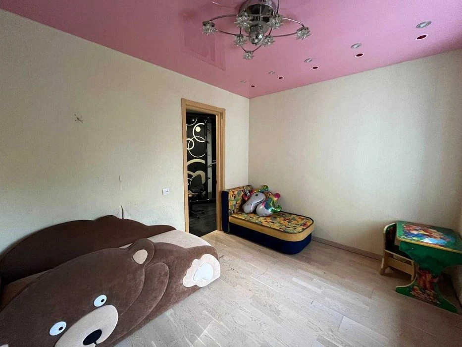 Apartment for sale, 3 bedrooms + studio, kitchen, 80 2 Topol Kirpychnyi d