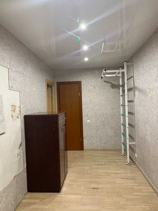 Apartment for sale, 3 bedrooms + studio, kitchen, 80 2 Topol Kirpychnyi d