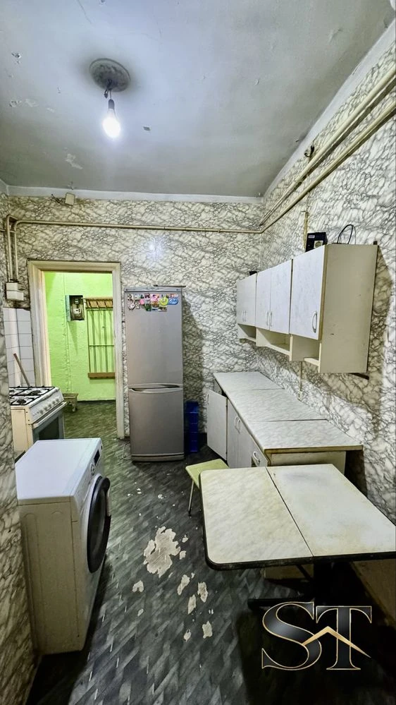 Продам. 3 комнаты. Старосенная площадь. Центр. Жилое состоян