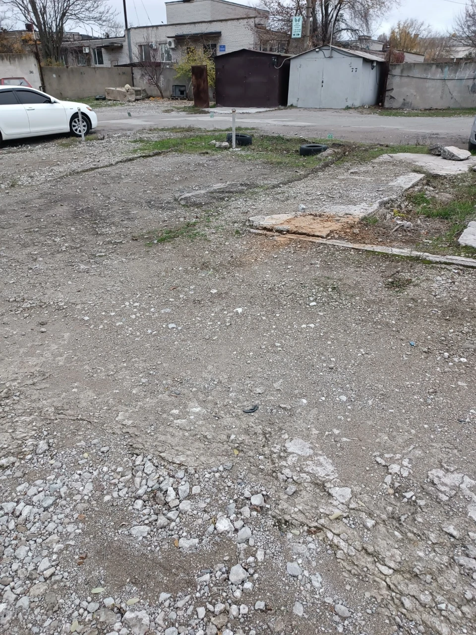 Продам 2 місця під металеві гаражі в Хортицькому районі.