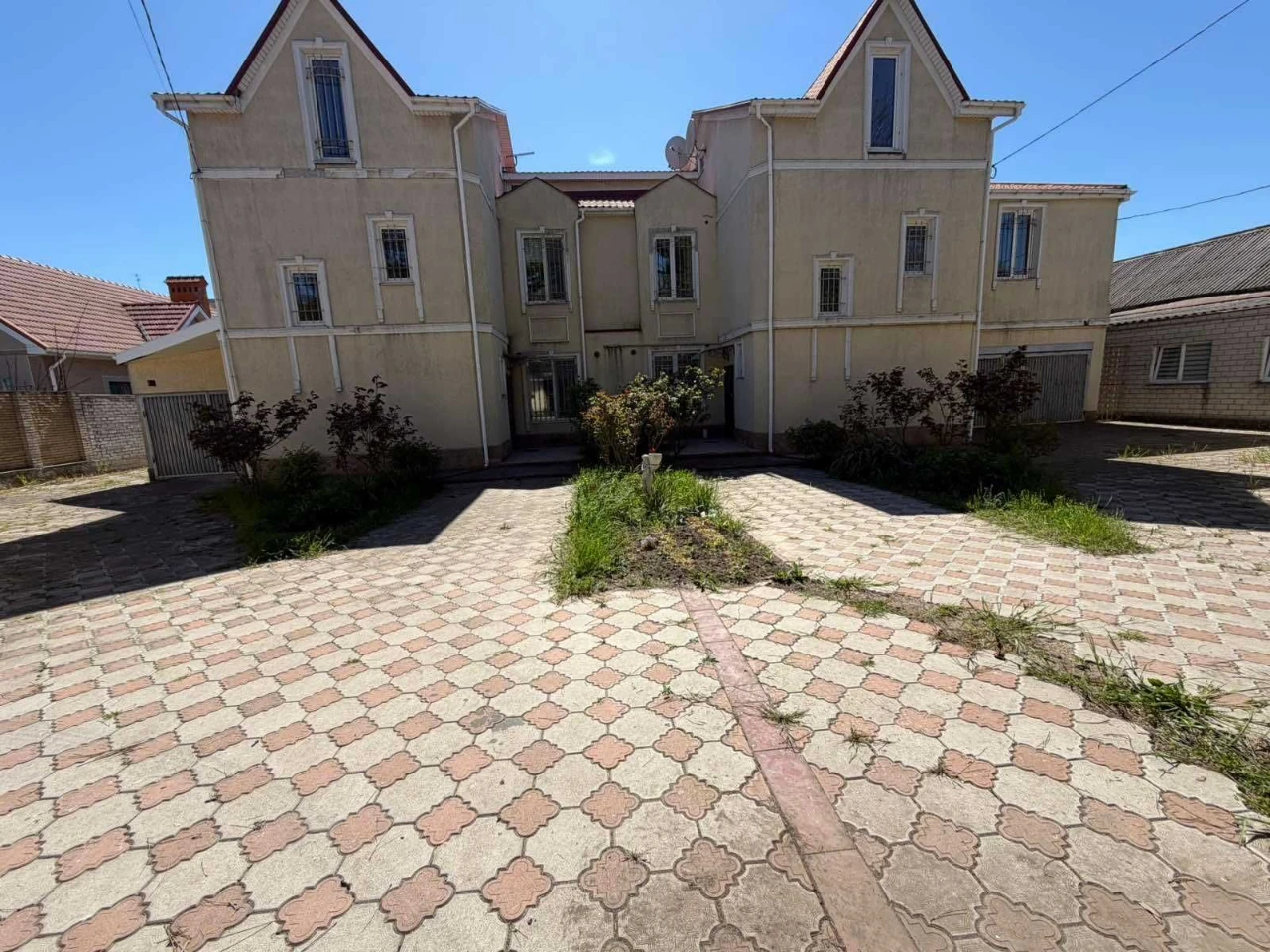 Fontan Chubaevka: Two Houses on a Plot of 18 Sections