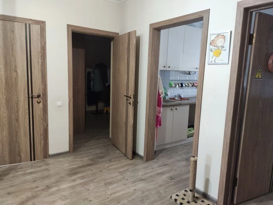I am selling a 2-room apartment of 64.8 sq m, bargaining