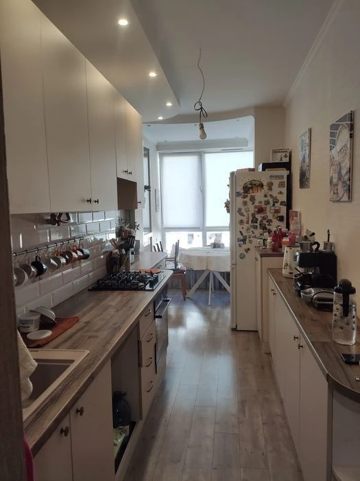 I am selling a 2-room apartment of 64.8 sq m, bargaining