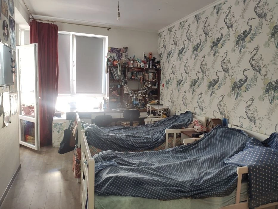 I am selling a 2-room apartment of 64.8 sq m, bargaining
