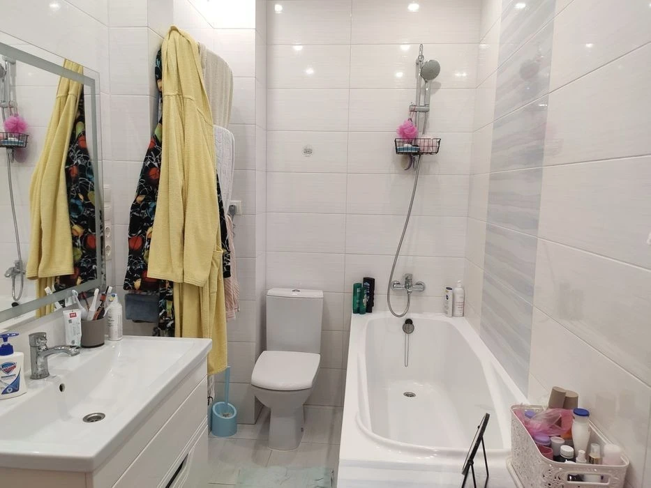 I am selling a 2-room apartment of 64.8 sq m, bargaining