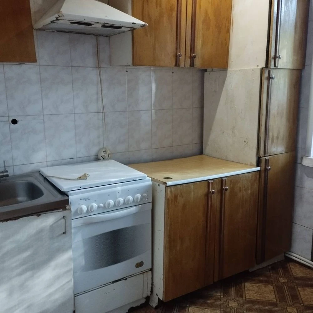 For sale: 2-room apartment with a capital garage in Шевченковский district