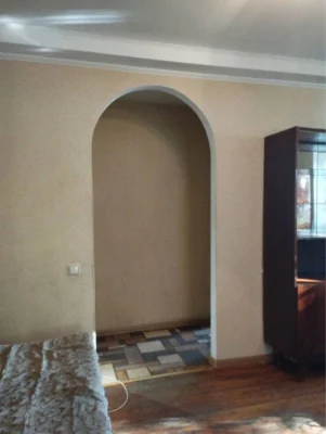 For sale: 2-room apartment with a capital garage in Шевченковский district