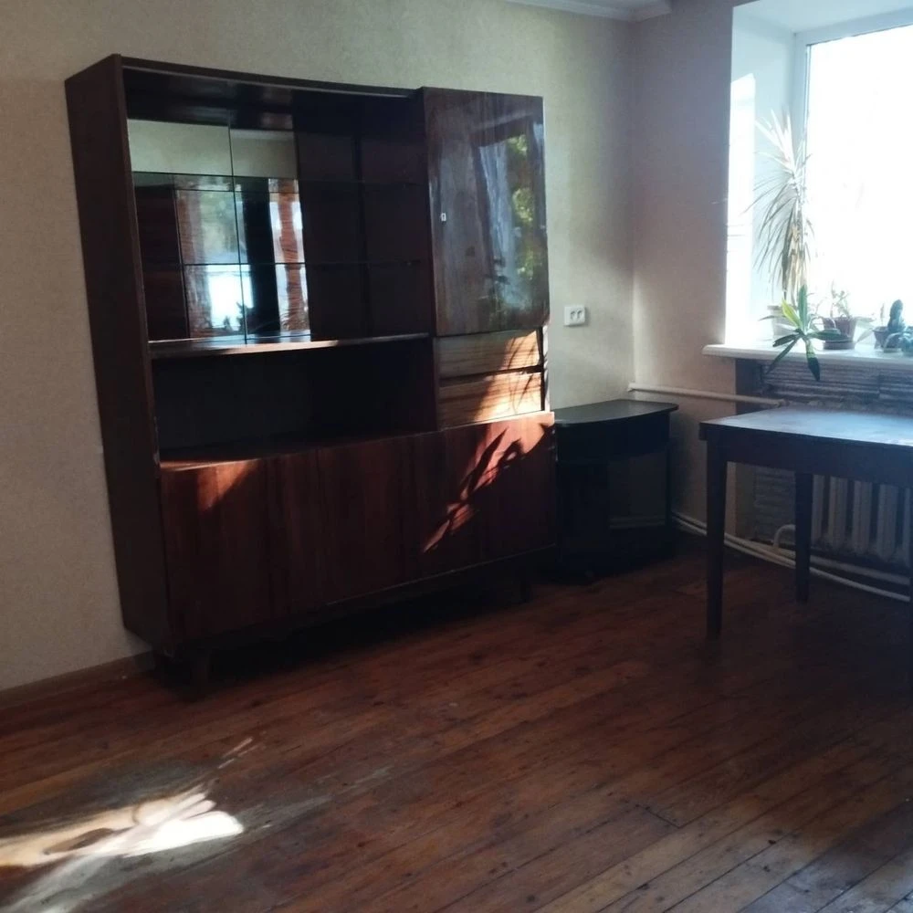 For sale: 2-room apartment with a capital garage in Шевченковский district